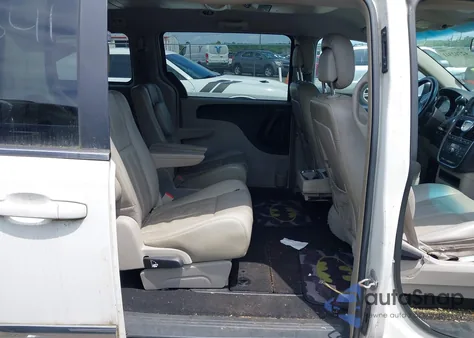 2013 Chrysler Town & Country Touring z USA, uszkodzony, nr VIN 2C4RC1BG9DR576793